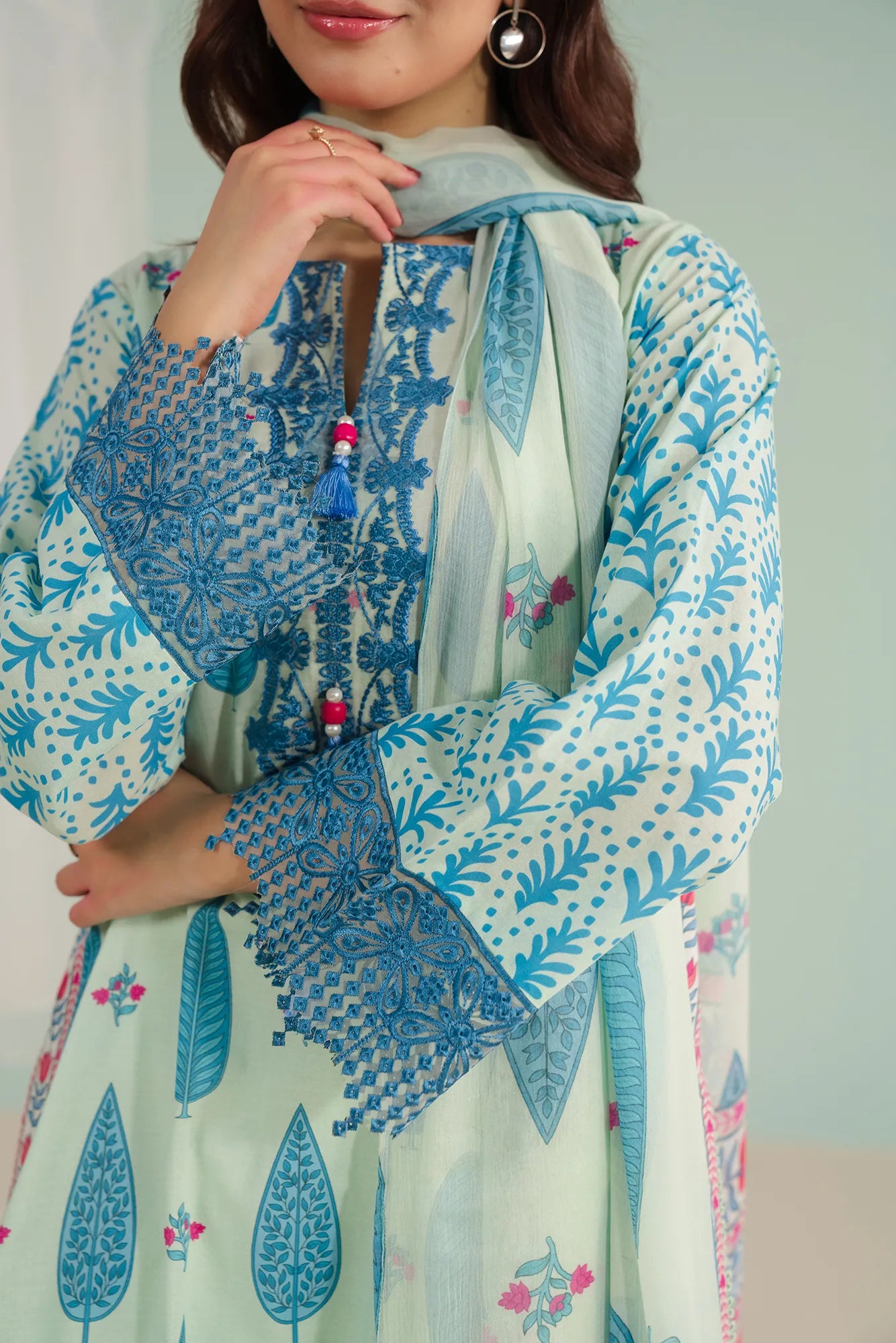 BEYOND EAST EMBROIDERED LAWN SUIT 3PC WUE351510 - Image 3